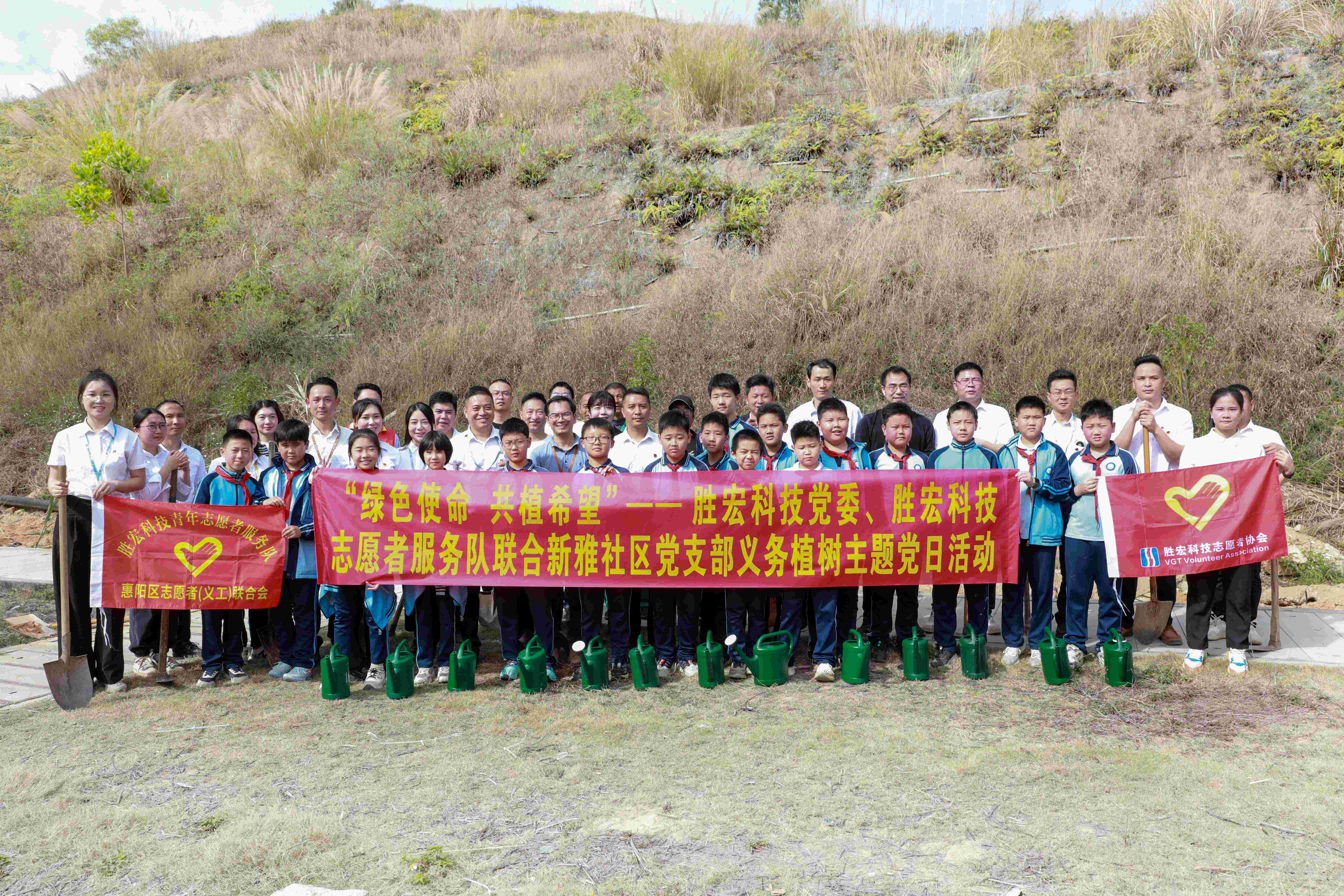 “绿色使命，，，共植希望”|hahabet星辰大海科技党委、自愿者效劳队联合新雅社区开展义务植树运动